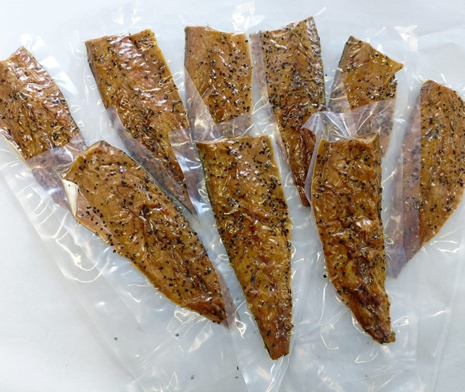 1 kilo vers gerookte makreelfilet peper per stuk  vacuüm verpakt