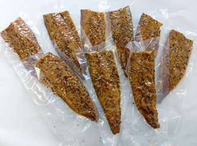 1 kilo vers gerookte makreelfilet  per stuk  vacuüm verpakt  PEPER