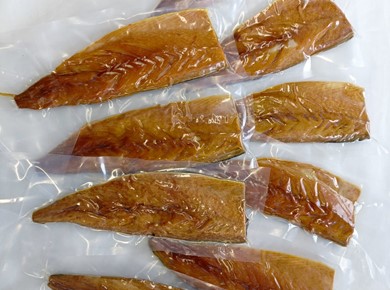 1 kilo vers gerookte makreelfilet  per stuk  vacuüm verpakt  NATUREL
