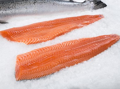 10 kg  verse Noorse zalmzijde's met vel van 1,2 kg per stuk.